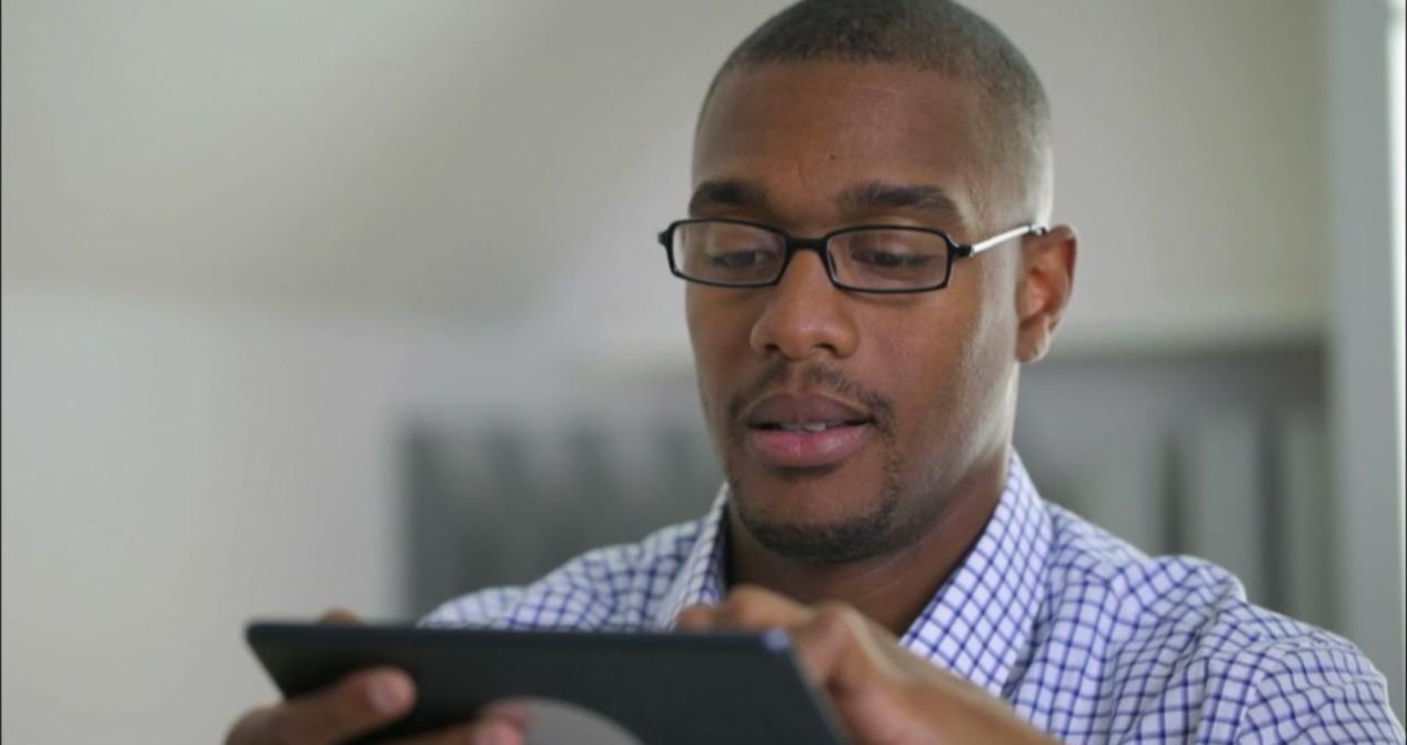 SEO analitik sonuçlarını inceleyen profesyonel